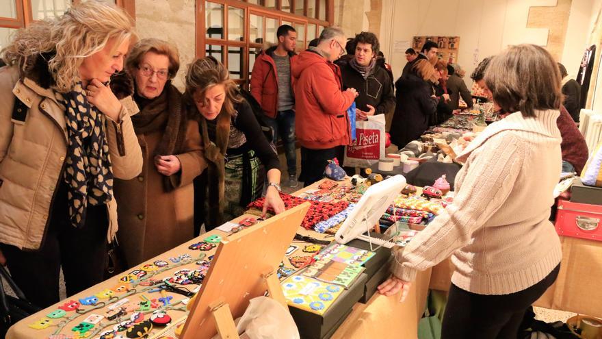 La Cofradía de la Concha impulsa un mercado de artesanía en el Colegio Universitario