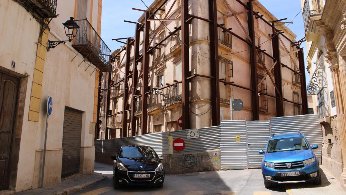 Vehículos por la calle Selgas, en el casco antiguo, donde se pretendía aplicar la Zona de Bajas Emisiones.