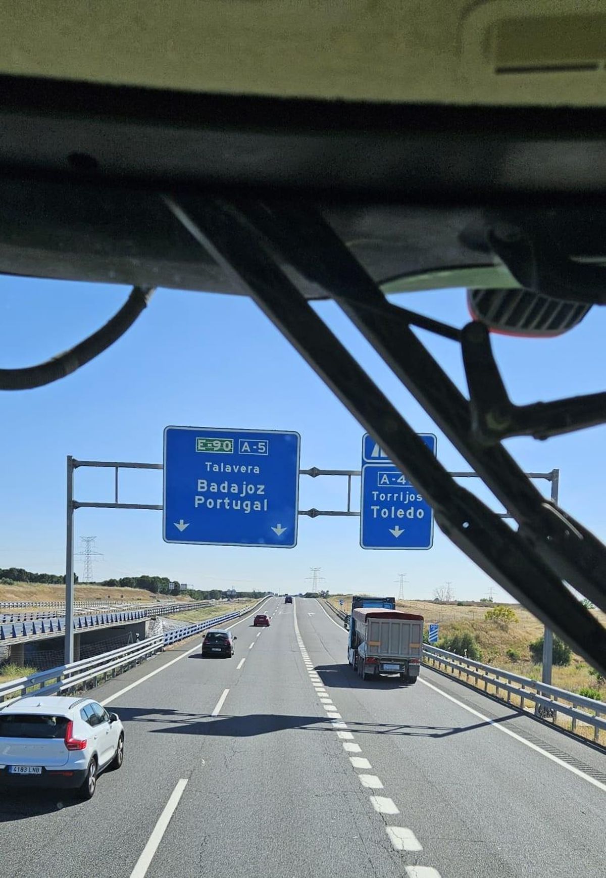 Julio Herrero circula por una autovía con la cosechadora