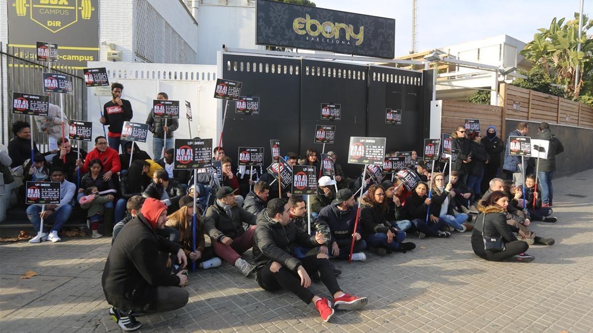 Protesta de los trabajadores de Up&amp;Down ante la puerta de la discoteca.