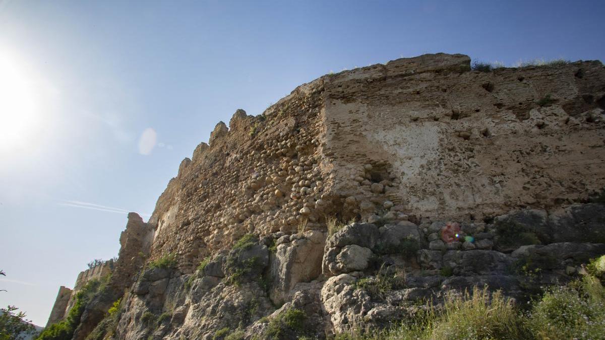 Muro perimetral del castillo de Corbera.
