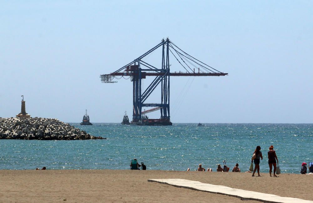 Las grúas del puerto de Málaga, camino de Valencia