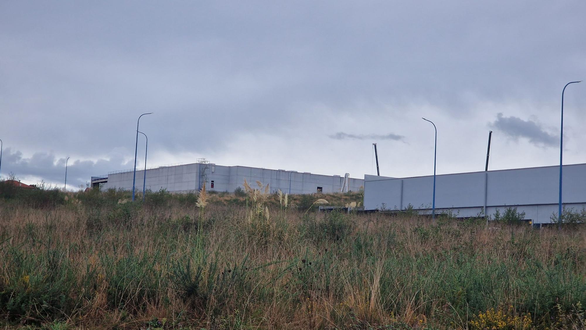 Obras de construcción de la megaplanta de Conservas Cerqueira, en el polígono industrial de Té (Rianxo).