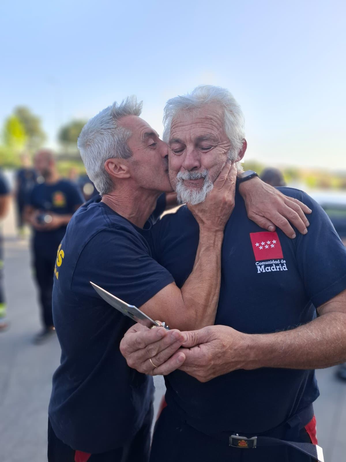 Sebastián Mora posa con la navaja que le regalaron sus compañeros el día de su despedida de las guardias en el Parque 31 de Parla.