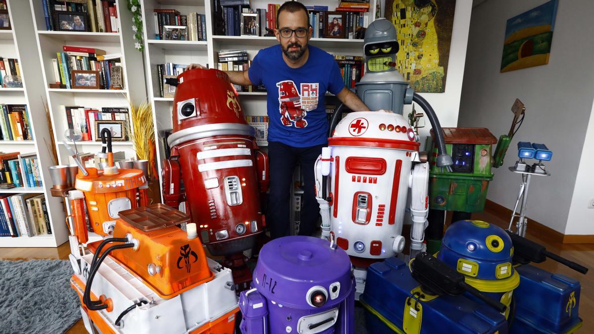 Jorge Carrasco Machado hace robots con materiales reciclados.