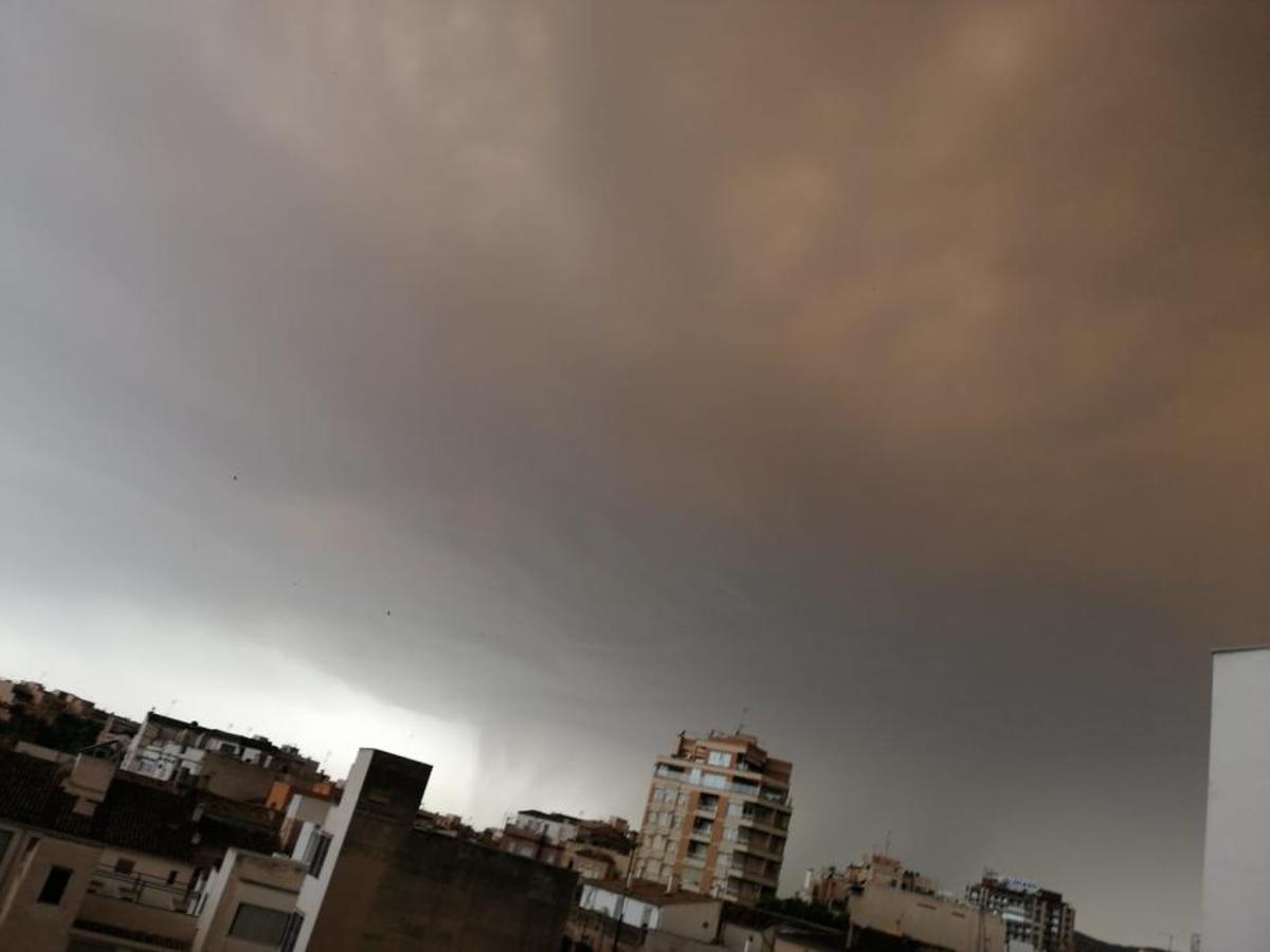 Mallorca registra lluvias con barro.
