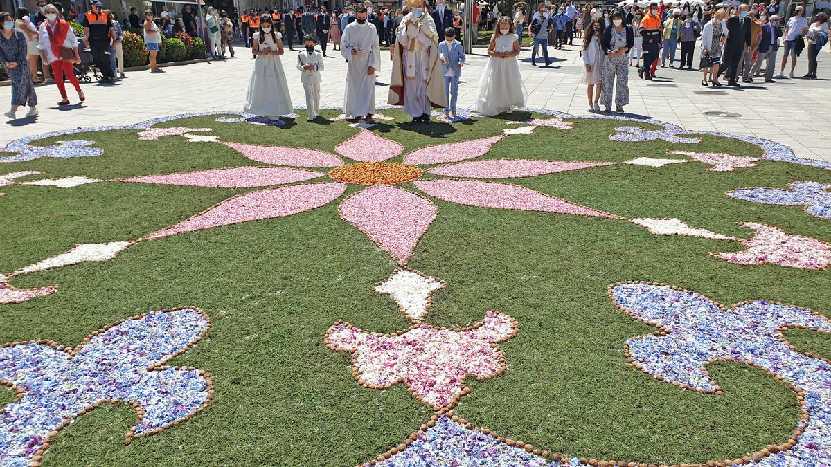 Ponteareas recupera sus alfombras de Corpus adaptándose al COVID