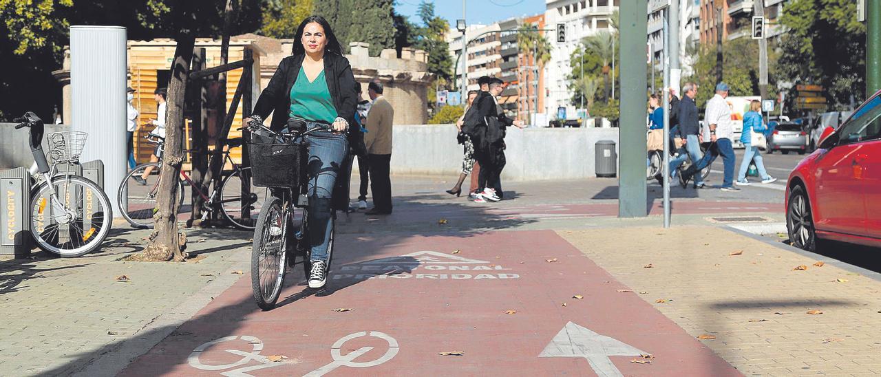 Una mujer circula por el carril bici de La Victoria