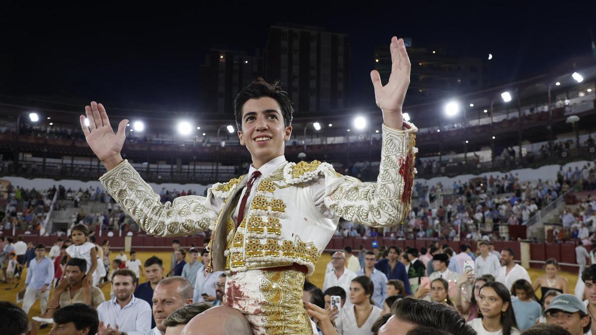 Marco Pérez sale a hombros en su debut en Málaga.