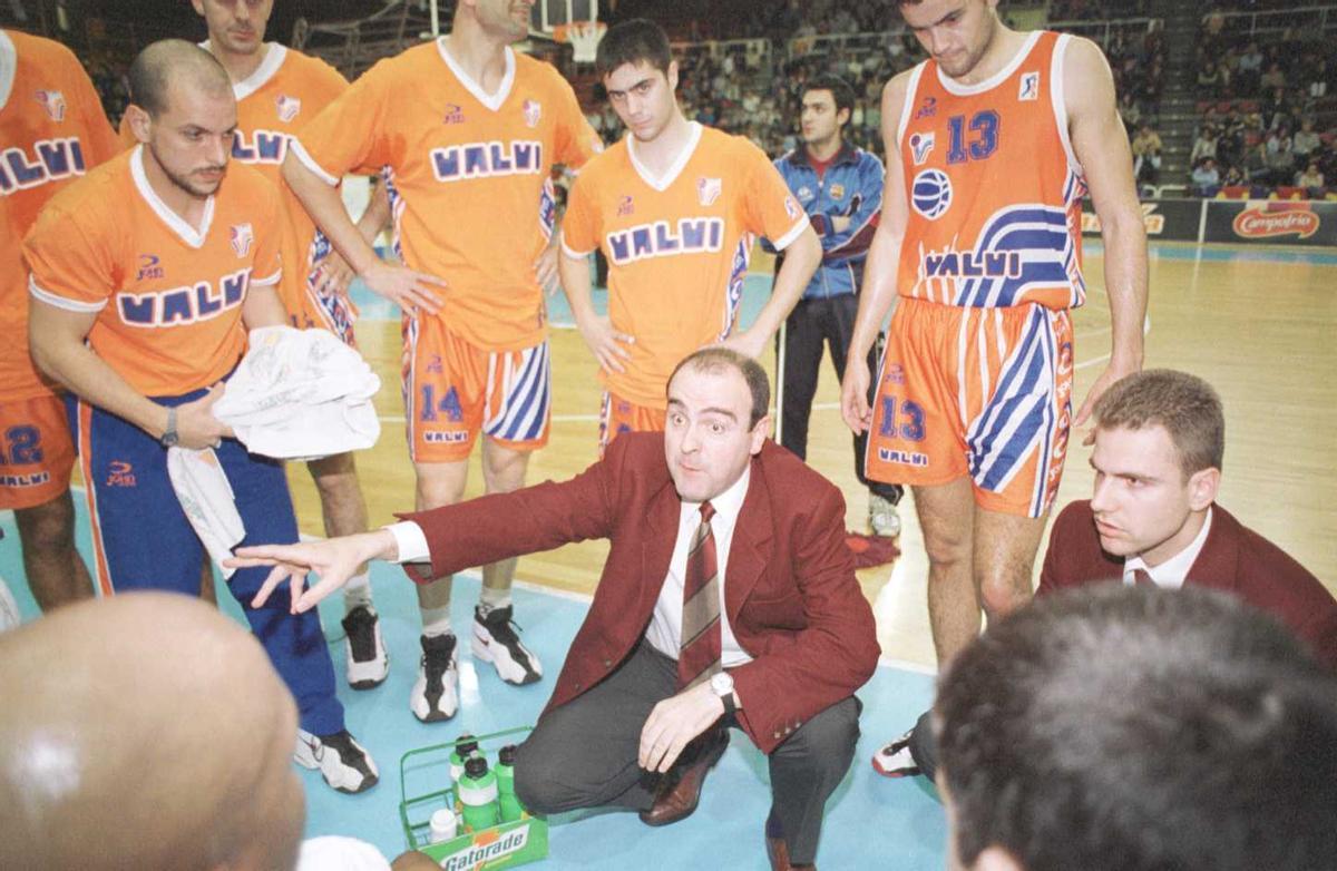 Trifon Poch donant ordres als seus jugadors al Palau el 29/3/1998