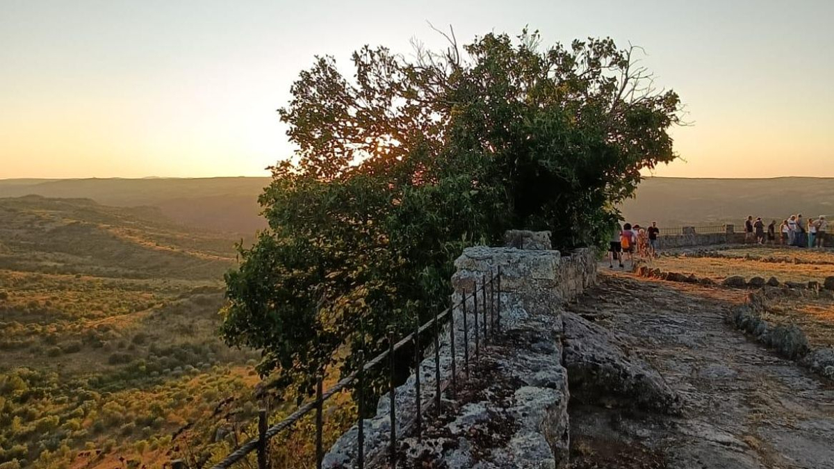 Visitantes disfrutan de las vistas desde el castillo de Fermoselle.