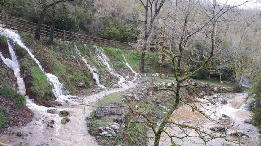 Inundació a l&#039;exterior de les coves el Toll