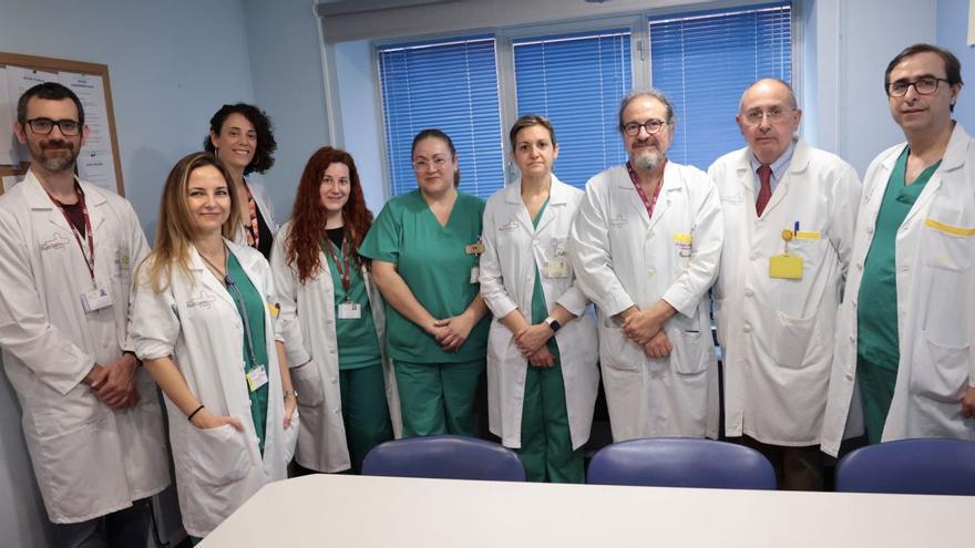 Sergio Lopez, la doctora Ana María Garcia, Elena Tristante, Marisa Sánchez, Inmaculada Mompean y Mar Molina, de la Sala Blanca IMIB del servicio de Hematologia de la Arrixaca, junto a los doctores Sergio Cánovas y Clemente Fernández, del Servicio de Cirugía Plástica y Quemados, y el doctor Miguel Blanquer, también de la Sala Blanca.