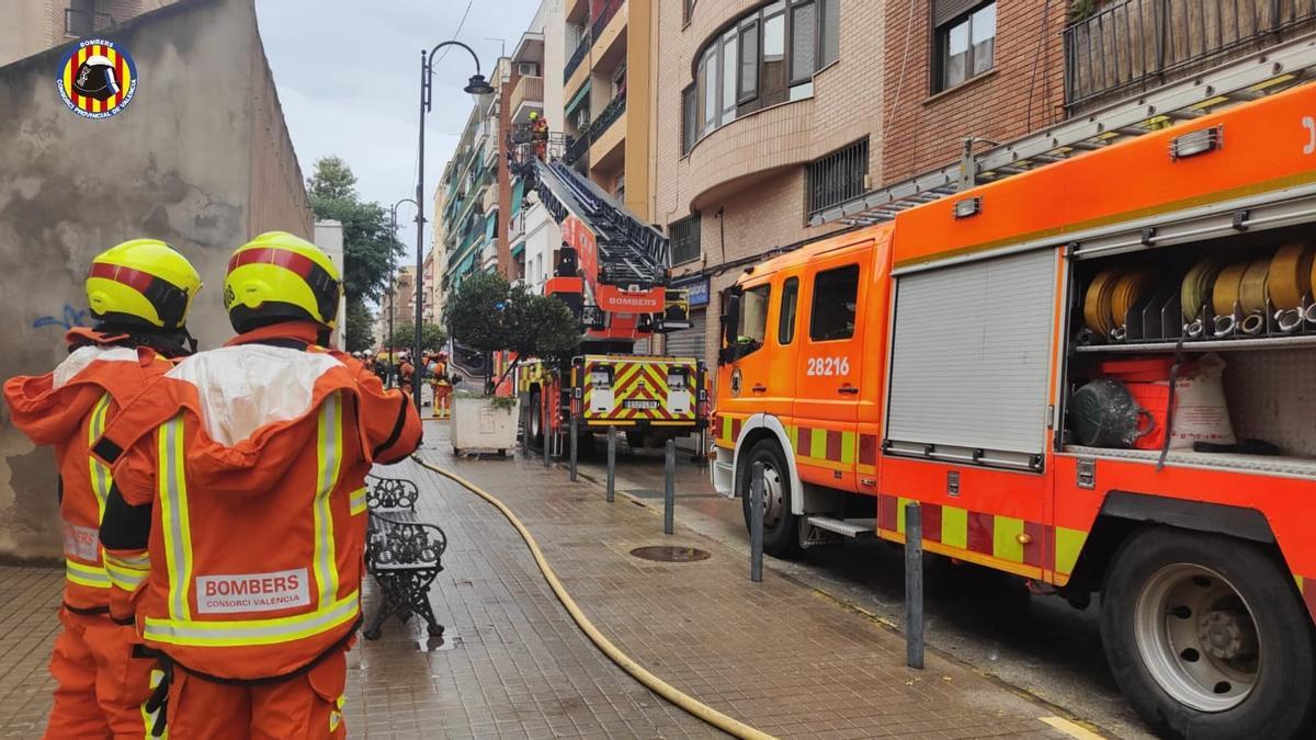 Han intervenido tres dotaciones de bomberos, uno de ellos con un vehículo de altura para rescates.