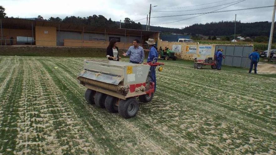 Ana Luisa González Costa y Klaus Brey comprobaron ayer las obras de picado del campo de Lamela.