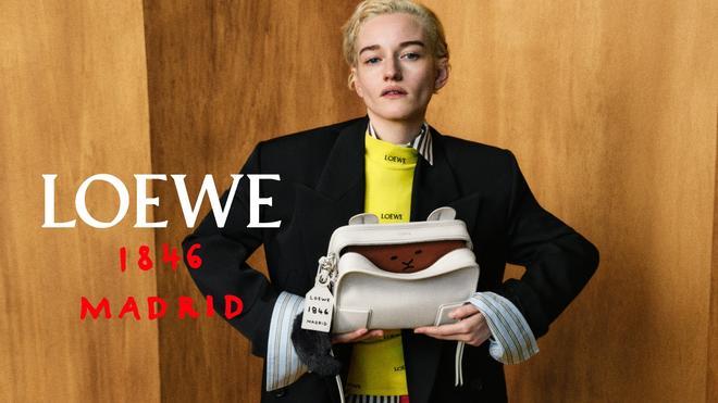 Loewe cumple 180 años con Julia Garner, Sissy Spacek, Giselle y el bolso del deseo este verano