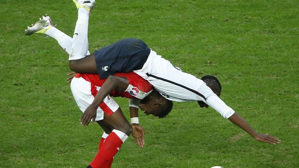 Pogba cae sobre Embolo en una lance en la primera mitad