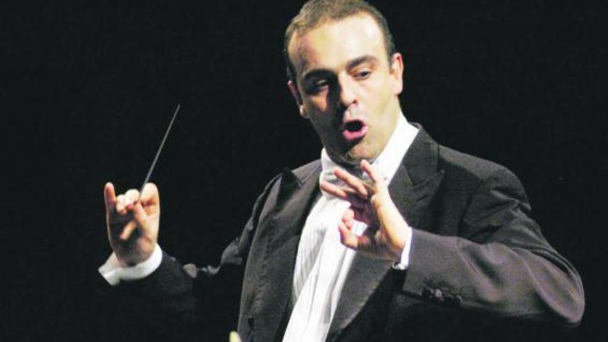 El maestro Marzio Conti, próximo director titular de la orquesta «Oviedo Filarmonía», durante un concierto.
