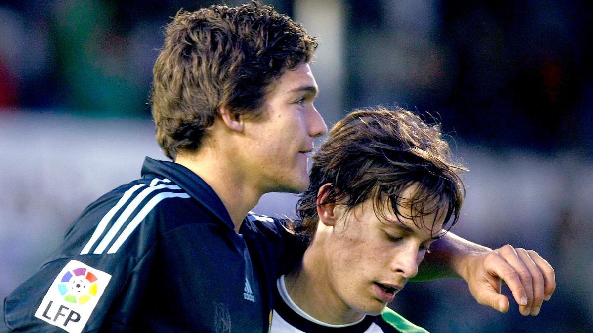 Marcos Alonso, abrazado a Canales en el Racing-Madrid de 2010