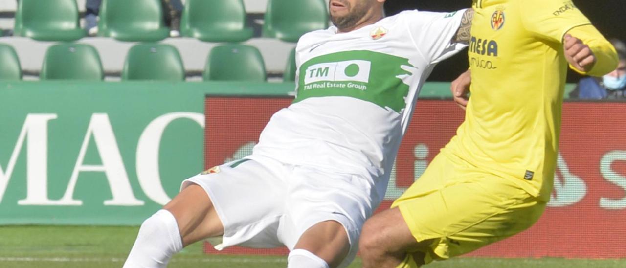 Lucas Boyé celebra el gol de la victoria del Elche frente al Villarreal mientras Gerard Gumbau lo felicita con rabia.