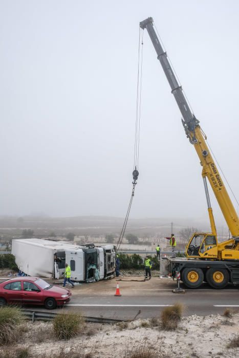 Un accidente corta dos carriles de la A-31