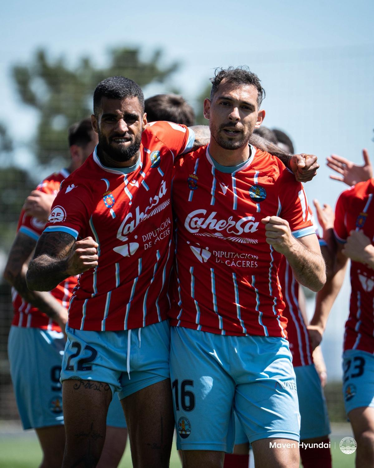 Dawda y Chavalés celebran un gol el pasado domingo en Valdebebas.