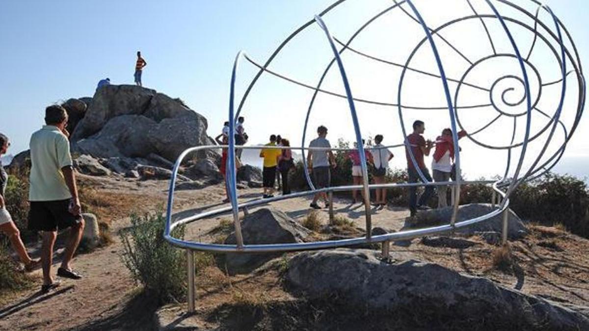 Visitantes en la escultura de la caracola