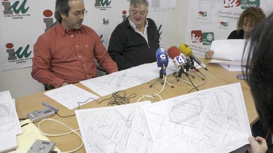 Francisco Guarido (izquierda) y Manuel Soriano, durante la presentación de las alternativas al párking de Carlos Pinilla