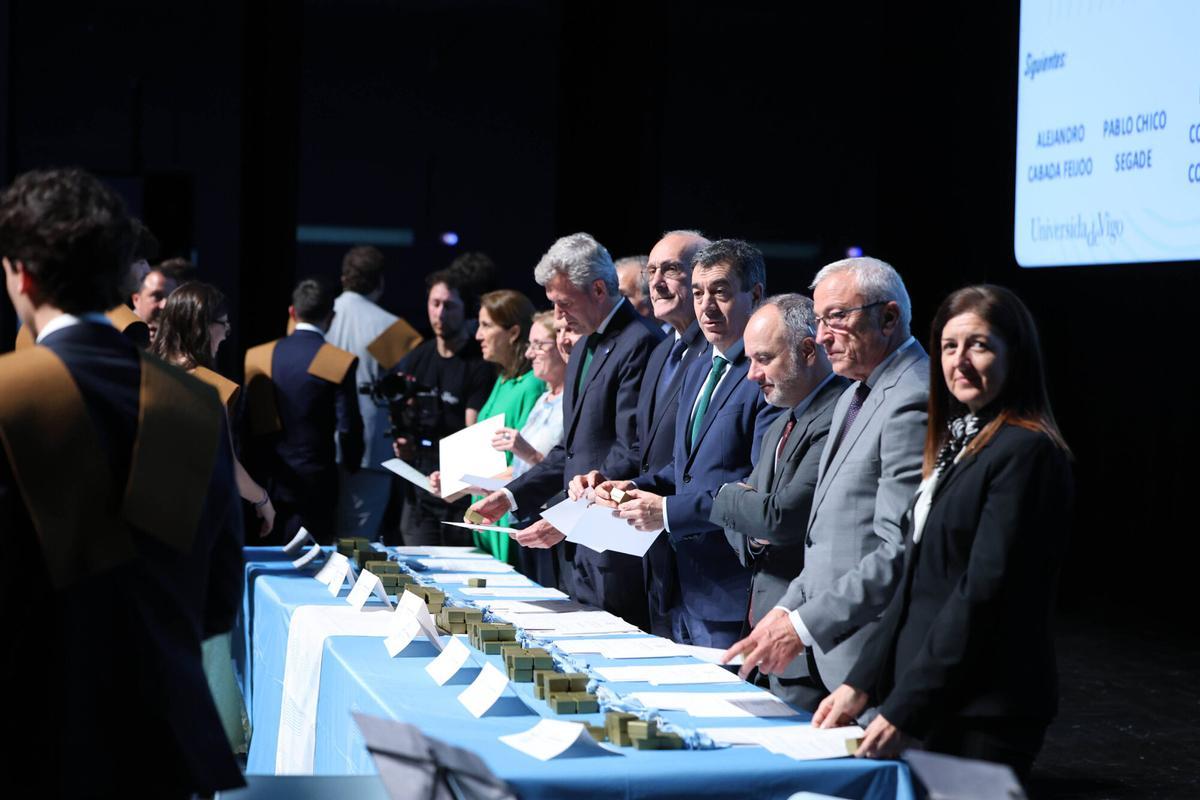 El Auditorio Mar de Vigo acogió la graduación de la Escuela de Ingeniería Industrial de la Universidade de Vigo. En el acto estuvieron presentes 282 alumnos y autoridades como Alfonso Rueda y Abel Caballero. El Auditorio Mar de Vigo acogió la graduación de la Escuela de Ingeniería Industrial de la Universidade de Vigo. En el acto estuvieron presentes 282 alumnos y autoridades como Alfonso Rueda y Abel Caballero.