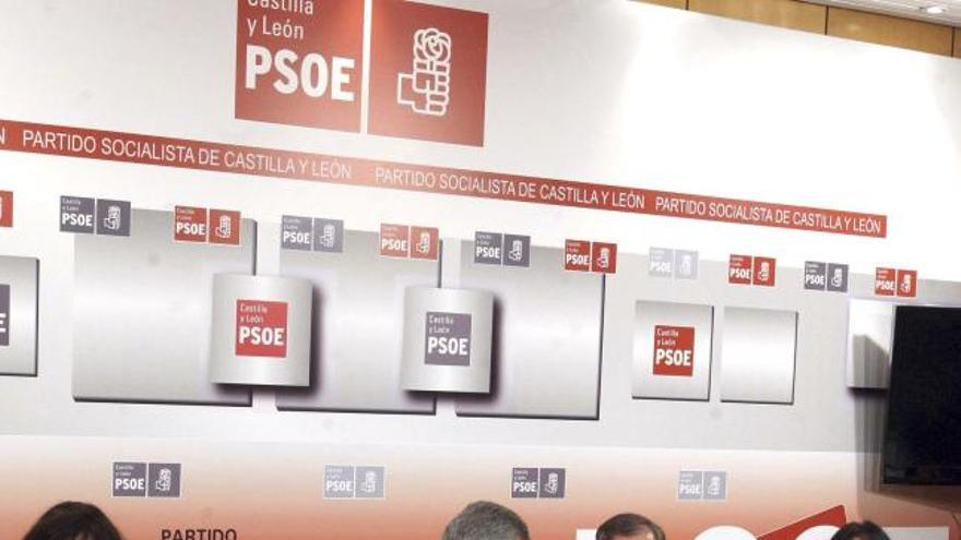 En primer plano, el portavoz parlamentario del PSOE, Óscar López, en la reunión.