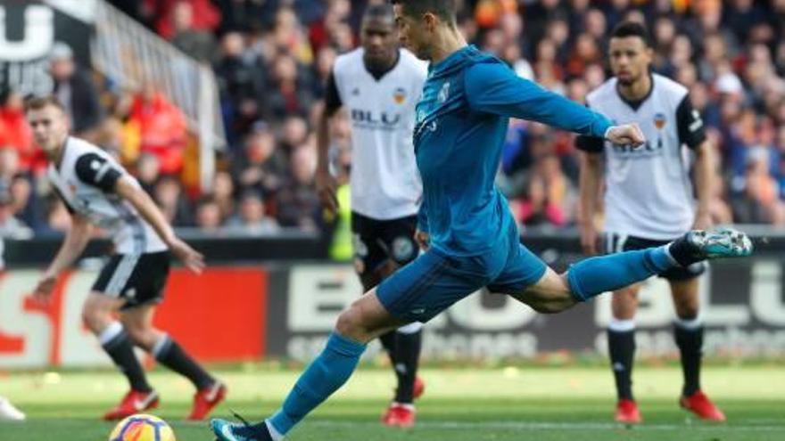 Dos gols de Cristiano de penal aplanen el camí del Madrid a Mestalla