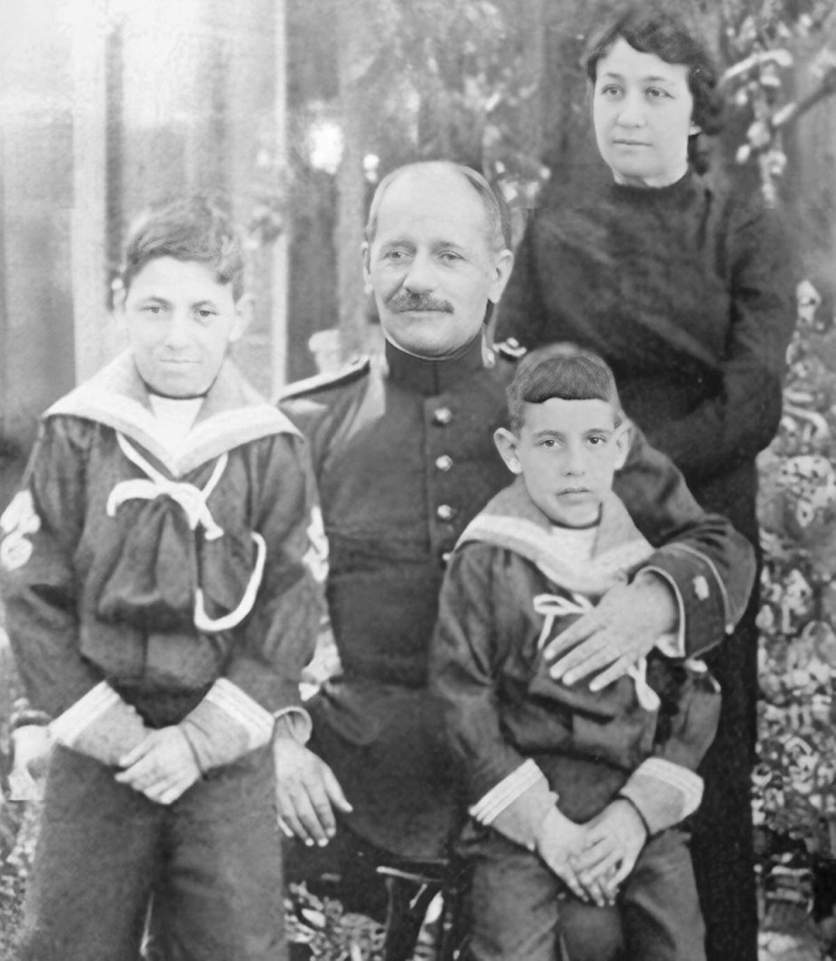 Sergio Lojendio Garín, con su esposa María del Rosario Clavijo Bethencourt y sus hijos Rafael y Manuel Lojendio Clavijo.