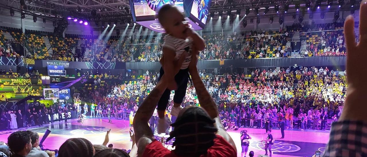 Joe Thomasson i el seu fill petit mentre el Lenovo Tenerife rebia la copa de la Basketball Champions League