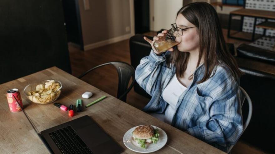 Hambre emocional: ¿El teletrabajo tiene la culpa de que comas más y engordes?