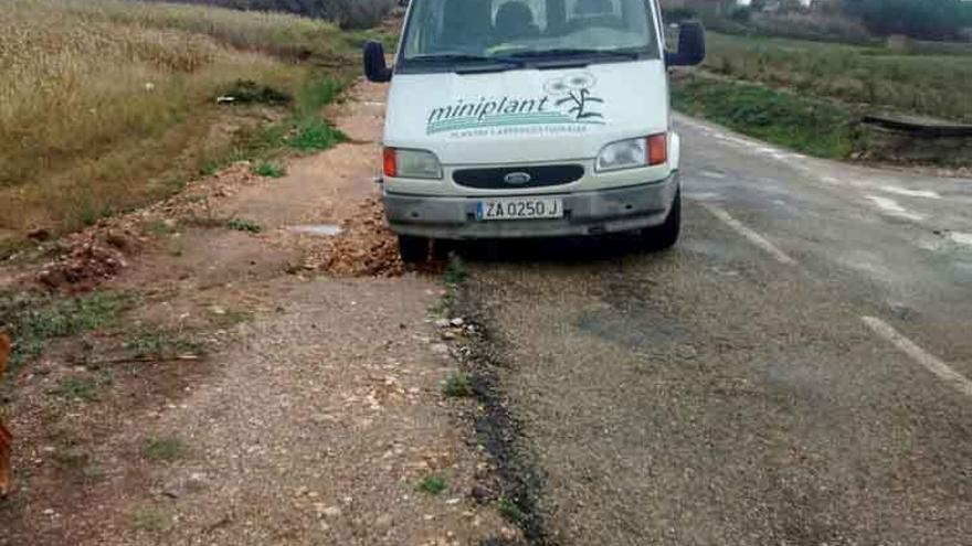 Una furgoneta atrapada en la cuneta tras las obras realizadas por Acciona y ahora paralizadas