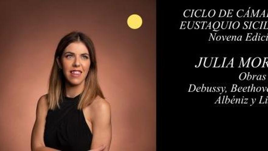 Julia Mora al piano