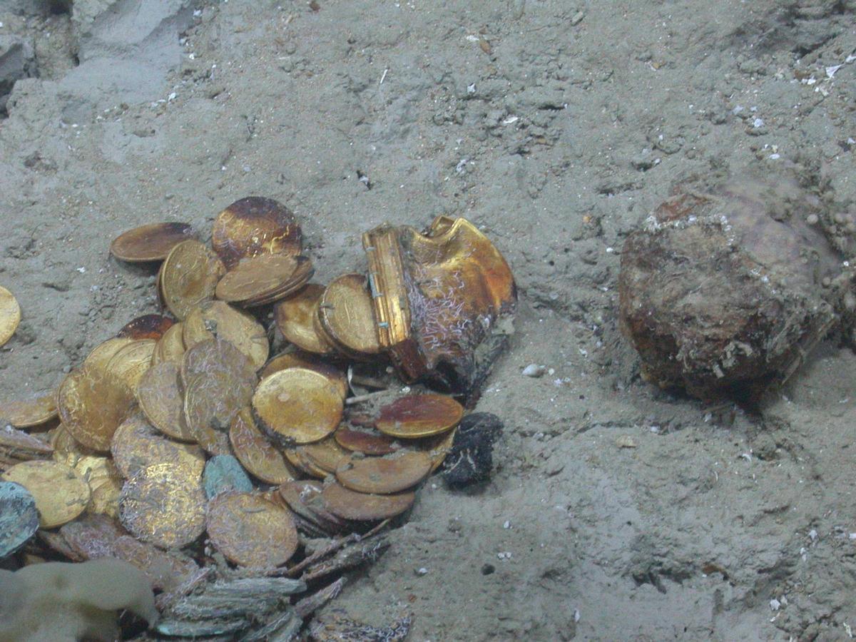 Fotografía de 2009 de algunas de las monedas de oro pertenecientes al cargamento de la fragata Nuestra Señora de las Mercedes, expoliado por Odyssey