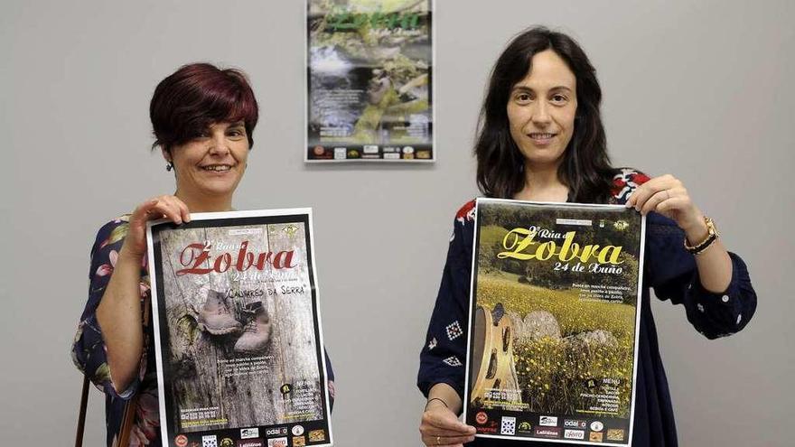 Sara Fernández Muradás e María José González Acevedo amosan os carteis do evento. // Bernabé/Javier Lalín