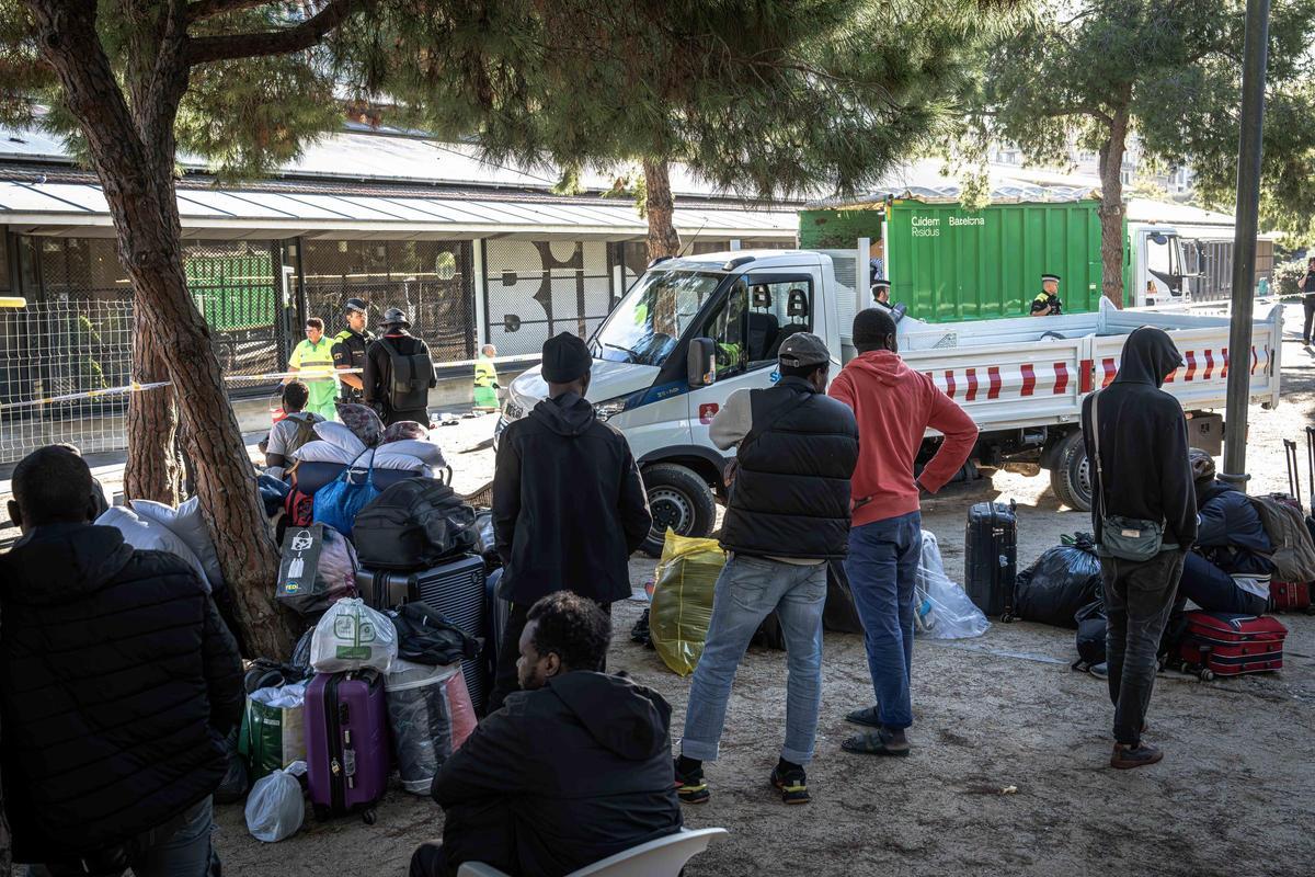 Barcelona desaloja a una treintena de personas sin hogar del parque Joan Miró