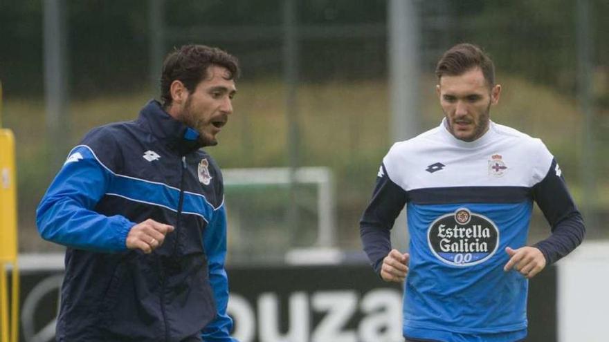 Víctor Sánchez del Amo conduce el balón ante Lucas Pérez durante un entrenamiento.