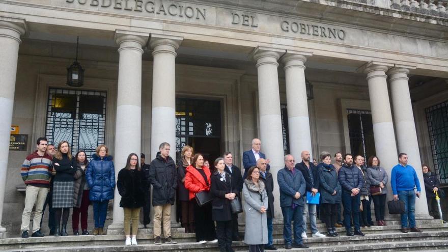 Concentración en repulsa a la violencia machista, esta mañana en Pontevedra. // R. Vázquez