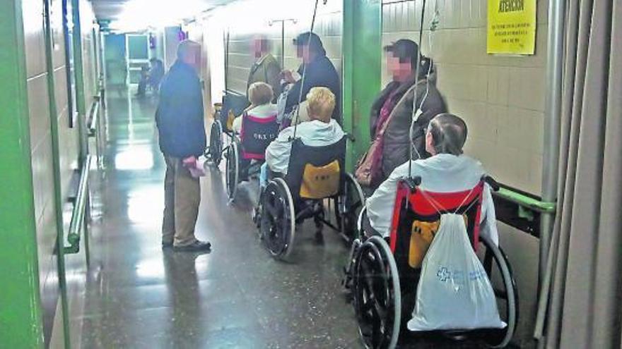 Pacientes a la espera, ayer, en un pasillo de Urgencias del Hospital Xeral de Vigo.