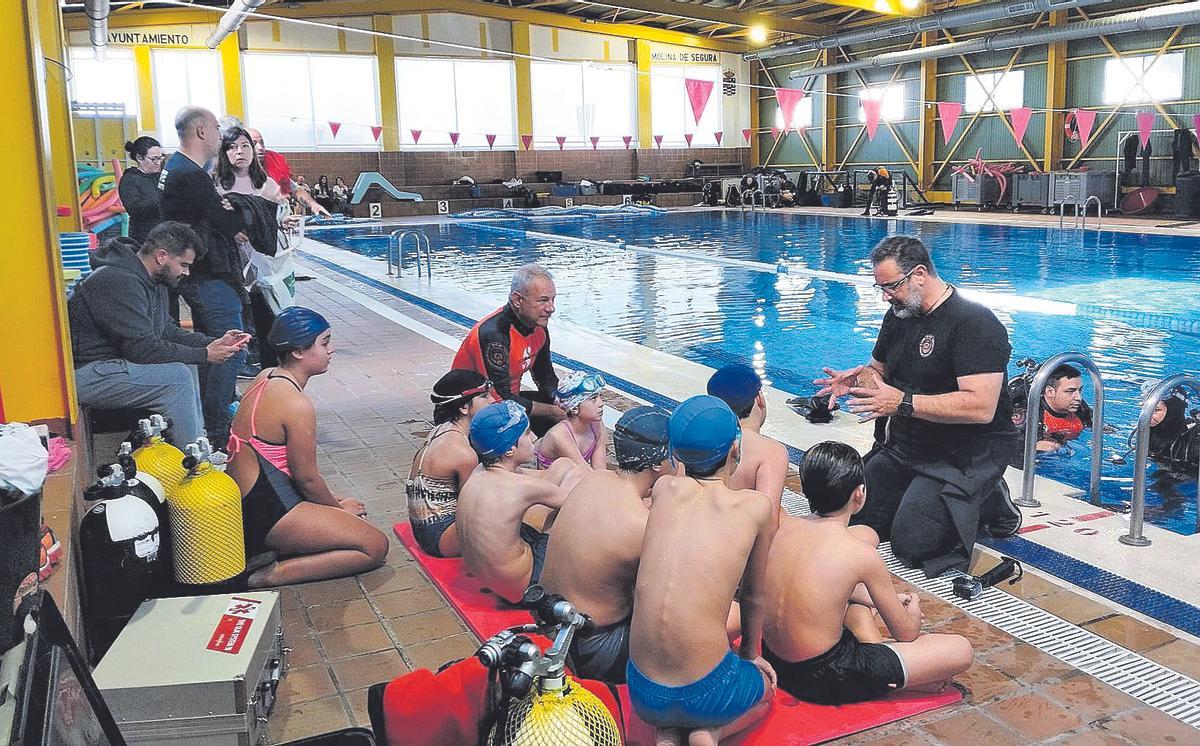 Antes de entrar al agua, los chicos recibieron instrucciones para garantizar en todo momento la seguridad en el agua.