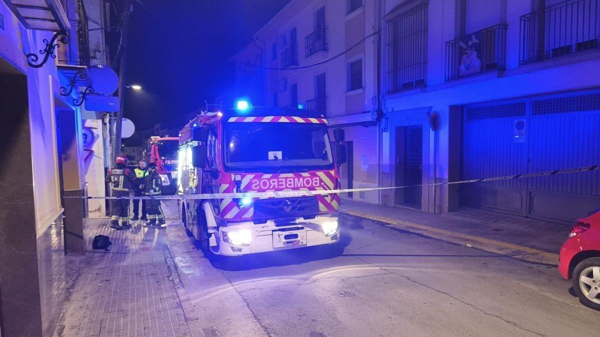 Un vehículo de los bomberos, este lunes en el incendio de una vivienda en Lucena.