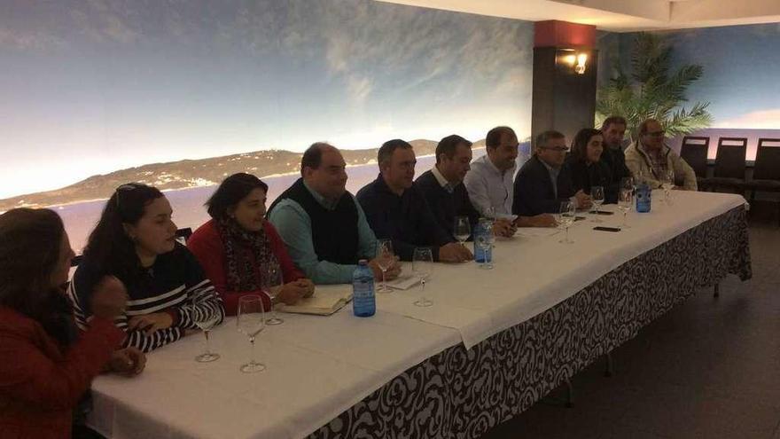 Los representantes del PP ayer en el comedor del restaurante O Pescador, en Bueu. // G.Núñez