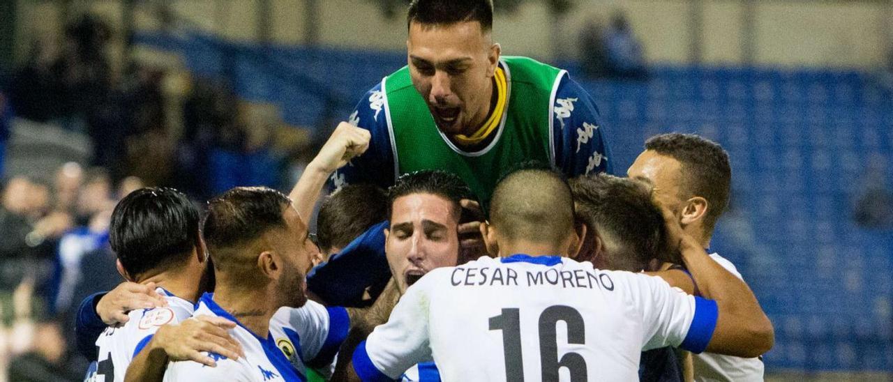 Los jugadores del Hércules celebran uno de los goles ante el Murcia. |