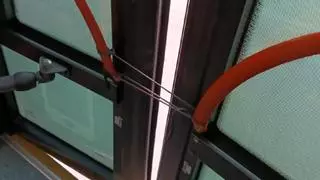 Puertas atadas con cuerdas: La grave infracción de un conductor de bus en Valencia