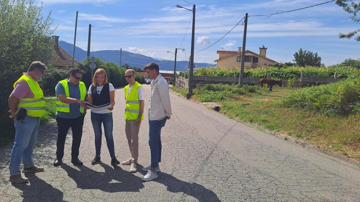 Visita de la alcandesa a la carretera de Porto Cabeiro que será reformada.