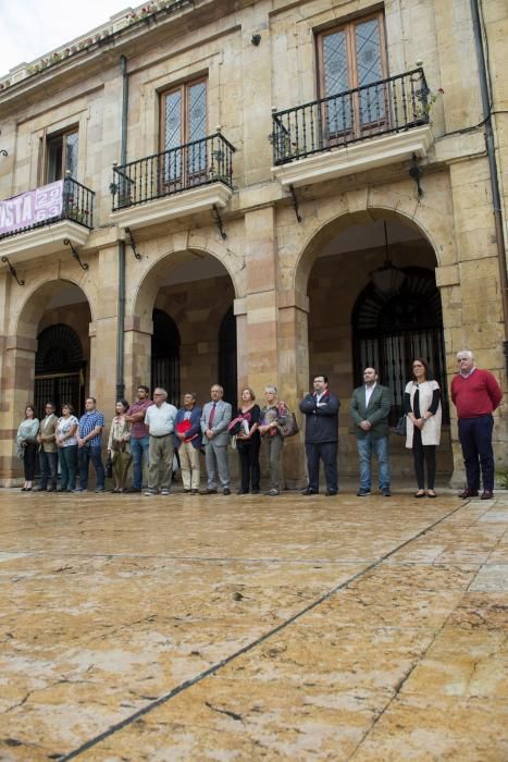 Minuto de silencio en el Ayuntamiento de Oviedo por las víctimas de la violencia machista