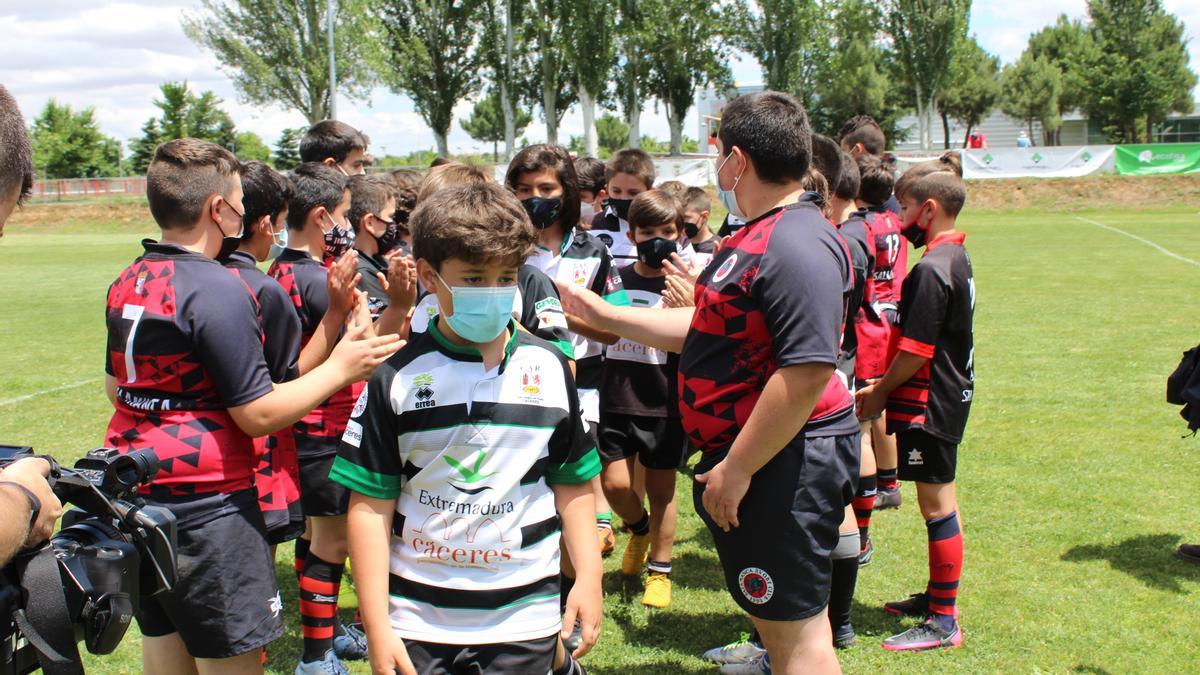 Jugadores se saludan al final de uno de los partidos en Salamanca.